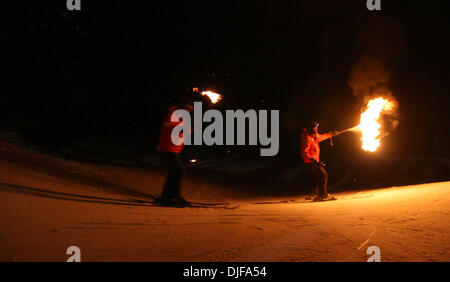 20. Februar 2008 - Gulmarg, Kaschmir, Indien - Konkurrenten auf dem Schnee zeigen ihre Leistung tragen brennende Fackeln am Abend des 2. Tages der nationalen Winterspiele in Gulmarg, 55 km (34 Meilen) westlich von Srinagar, 20. Februar 2008 Praxis. Teilnehmer aus verschiedenen indischen Bundesstaaten konkurrieren im Wintersport in der fünften Auflage der Spiele. (Kredit-Bild: © Altaf Zargar Stockfoto
