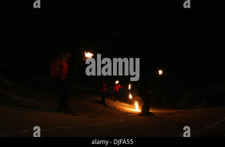 20. Februar 2008 - Gulmarg, Kaschmir, Indien - Konkurrenten auf dem Schnee zeigen ihre Leistung tragen brennende Fackeln am Abend des 2. Tages der nationalen Winterspiele in Gulmarg, 55 km (34 Meilen) westlich von Srinagar, 20. Februar 2008 Praxis. Teilnehmer aus verschiedenen indischen Bundesstaaten konkurrieren im Wintersport in der fünften Auflage der Spiele. (Kredit-Bild: © Altaf Zargar Stockfoto
