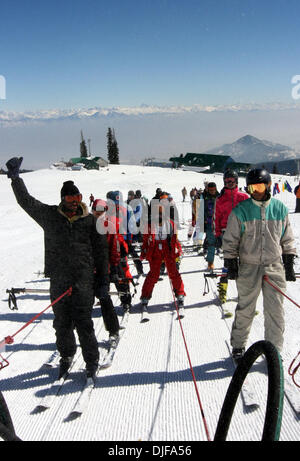 20. Februar 2008 - Gulmarg, Kaschmir, Indien - Konkurrenten werden in einer Linie hinter einer Pistenraupe für die Praxis auf dem Schnee im Laufe des 2. Tages der nationalen Winterspiele in Gulmarg, 55 km (34 Meilen) westlich von Srinagar, 20. Februar 2008 gezogen. Teilnehmer aus verschiedenen indischen Bundesstaaten konkurrieren im Wintersport in der fünften Auflage der Spiele. (Bild Kredit: Stockfoto