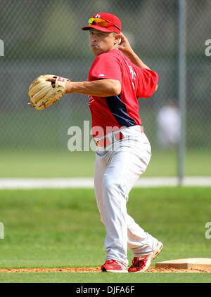 21. Februar 2008 - Jupiter, Florida, USA - Str.  Louis Cardinals Shortstop CESAR IZTURIS im Frühjahr Ausbildung fielding Praxis bei Roger Dean Stadium Backfields Donnerstag in Jupiter.  (Kredit-Bild: © Bill Ingram/Palm Beach Post/ZUMA Press) Einschränkungen: * USA Boulevardpresse Rechte heraus * Stockfoto