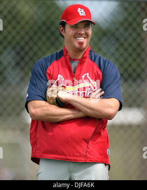 21. Februar 2008 - Jupiter, Florida, USA - Str.  Louis Cardinals Infielder SCOTT SPIEZIO, im Frühjahr Ausbildung fielding Praxis bei Roger Dean Stadium Backfields Donnerstag in Jupiter. .  (Kredit-Bild: © Bill Ingram/Palm Beach Post/ZUMA Press) Einschränkungen: * USA Boulevardpresse Rechte heraus * Stockfoto