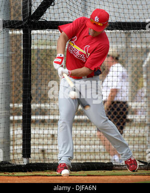 21. Februar 2008 - Jupiter, Florida, USA - Str.  Louis Cardinals Shortstop CESAR IZTURIS im Frühjahr Ausbildung Wimper Praxis bei Roger Dean Stadium Backfields Donnerstag in Jupiter.  (Kredit-Bild: © Bill Ingram/Palm Beach Post/ZUMA Press) Einschränkungen: * USA Boulevardpresse Rechte heraus * Stockfoto