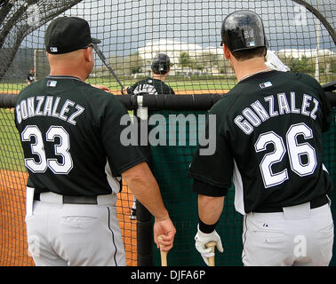 21. Februar 2008 - chats Jupiter, Florida, USA - Florida Marlins Manager FREDY GONZALEZ, (L), mit neuen Outfielder LUIS GONZALEZ, während der Frühling mit der Wimper Praxis bei Roger Dean Stadium Backfields Donnerstag in Jupiter.  (Bild Kredit: Stockfoto