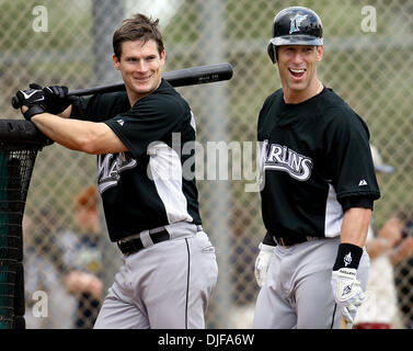 21. Februar 2008 - lächelt Jupiter, Florida, USA - neue Florida Marlins Outfielder LUIS GONZALEZ, (R), zusammen mit anderen Infielder JOSH WILLINGHAM im Frühjahr Ausbildung Wimper Praxis bei Roger Dean Stadium Backfields Donnerstag in Jupiter. (Bild Kredit: Stockfoto