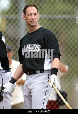 21. Februar 2008 - Jupiter, Florida, USA - neue Florida Marlins Outfielder LUIS GONZALEZ, im Frühjahr Ausbildung Wimper Praxis bei Roger Dean Stadium Backfields Donnerstag in Jupiter. (Kredit-Bild: © Bill Ingram/Palm Beach Post/ZUMA Press) Einschränkungen: * USA Boulevardpresse Rechte heraus * Stockfoto