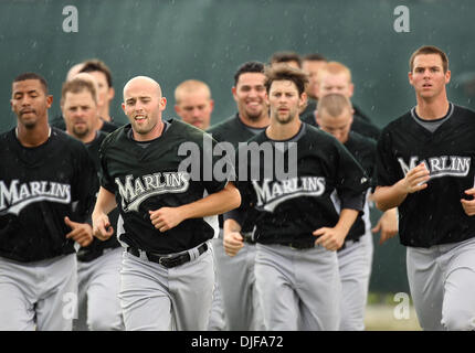 21. Februar 2008 - Jupiter, Florida, USA - Florida Marlins Kannen läuft im Regen im Frühling Training Training bei Roger Dean Stadium Backfields Donnerstag in Jupiter. (Kredit-Bild: © Bill Ingram/Palm Beach Post/ZUMA Press) Einschränkungen: * USA Boulevardpresse Rechte heraus * Stockfoto