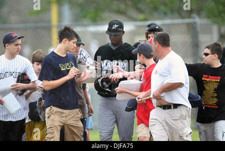 21. Februar 2008 - Jupiter, Florida, USA - Florida Marlins Infielder HANLEY RAMIREZ, (C), Autogramme Anzeichen, wie Regen im Frühling Training Training bei Roger Dean Stadium Backfields Donnerstag in Jupiter zu fallen beginnt. (Kredit-Bild: © Bill Ingram/Palm Beach Post/ZUMA Press) Einschränkungen: * USA Boulevardpresse Rechte heraus * Stockfoto