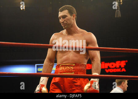 23. Februar 2008 - New York, New York, USA - Boxkampf WLADIMIR KLITSCHKO gegen SULTAN IBRAGIMOW im Madison Square Garden in New York City.  Klitschko gewann den Kampf in einem 12-Runden-Entscheidung. (Kredit-Bild: © Jeffrey Geller/ZUMA Press) Stockfoto