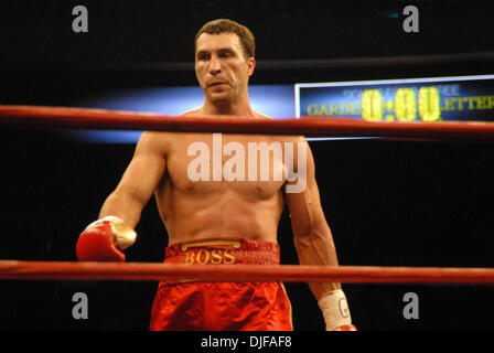 23. Februar 2008 - New York, New York, USA - Boxkampf WLADIMIR KLITSCHKO gegen SULTAN IBRAGIMOW im Madison Square Garden in New York City.  Klitschko gewann den Kampf in einem 12-Runden-Entscheidung. (Kredit-Bild: © Jeffrey Geller/ZUMA Press) Stockfoto