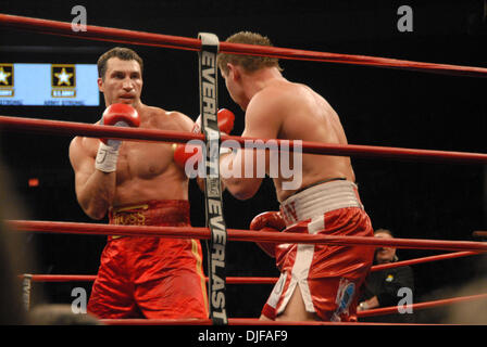 23. Februar 2008 - New York, New York, USA - Boxkampf WLADIMIR KLITSCHKO gegen SULTAN IBRAGIMOW im Madison Square Garden in New York City.  Klitschko gewann den Kampf in einem 12-Runden-Entscheidung. (Kredit-Bild: © Jeffrey Geller/ZUMA Press) Stockfoto