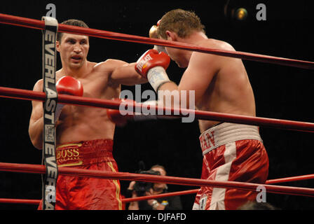 23. Februar 2008 - New York, New York, USA - Boxkampf WLADIMIR KLITSCHKO gegen SULTAN IBRAGIMOW im Madison Square Garden in New York City.  Klitschko gewann den Kampf in einem 12-Runden-Entscheidung. (Kredit-Bild: © Jeffrey Geller/ZUMA Press) Stockfoto