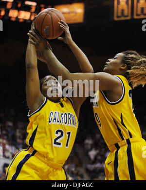 California Golden Bears Alexis grau-Lawson, #21, Schlachten, die ihr Teamamte Devanei Hampton, #20, für eine Erholung während des Spiels gegen die Stanford Cardinal auf Samstag, 23. Februar 2008 im Haas-Pavillon in Berkeley, Kalifornien Stanford Cal 60-58 besiegt. (Jose Carlos Fajardo/Contra Costa Times / ZUMA Press). Stockfoto