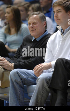 24. Februar 2008 - Chapel Hill, North Carolina, USA - NCAA College Basketball: US-Senator RICHARD BURR Uhren die University of North Carolina Tarheels Wake Forest Demon Deacons mit Endstand von 89-73 zu besiegen, da sie die Dean Smith Center befindet sich in Chapel Hill gespielt. (Kredit-Bild: © Jason Moore/ZUMA Press) Stockfoto