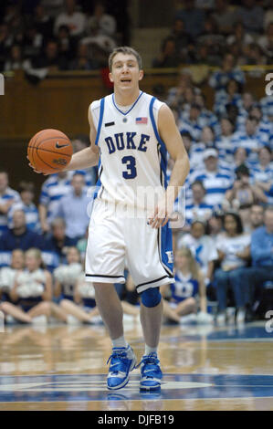 27. Februar 2008 - Durham, North Carolina, USA - NCAA College Basketball: Duke Bluedevils (3) befindet sich GREG PAULUS als Duke Bluedevils besiegte der Georgia Tech Yellow Jackets mit einem Endstand von 71-58, wie sie im Cameron Indoor Stadium gespielt in Durham.    (Kredit-Bild: © Jason Moore/ZUMA Press) Stockfoto