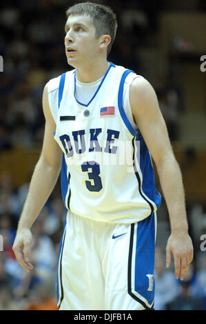 27. Februar 2008 - Durham, North Carolina, USA - NCAA College Basketball: Duke Bluedevils (3) befindet sich GREG PAULUS als Duke Bluedevils besiegte der Georgia Tech Yellow Jackets mit einem Endstand von 71-58, wie sie im Cameron Indoor Stadium gespielt in Durham.    (Kredit-Bild: © Jason Moore/ZUMA Press) Stockfoto