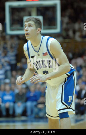 27. Februar 2008 - Durham, North Carolina, USA - NCAA College Basketball: Duke Bluedevils (3) befindet sich GREG PAULUS als Duke Bluedevils besiegte der Georgia Tech Yellow Jackets mit einem Endstand von 71-58, wie sie im Cameron Indoor Stadium gespielt in Durham.    (Kredit-Bild: © Jason Moore/ZUMA Press) Stockfoto