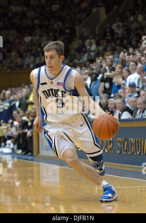 27. Februar 2008 - Durham, North Carolina, USA - NCAA College Basketball: Duke Bluedevils (3) befindet sich GREG PAULUS als Duke Bluedevils besiegte der Georgia Tech Yellow Jackets mit einem Endstand von 71-58, wie sie im Cameron Indoor Stadium gespielt in Durham.    (Kredit-Bild: © Jason Moore/ZUMA Press) Stockfoto