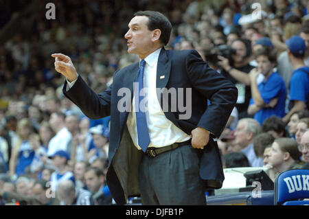 27. Februar 2008 - Durham, North Carolina, USA - NCAA College Basketball: Herzog Bluedevils Head Coach MIKE KRZYZEWSKI als Duke Bluedevils besiegte der Georgia Tech Yellow Jackets mit einem Endstand von 71-58, wie sie im Cameron Indoor Stadium befindet sich in Durham gespielt.  (Kredit-Bild: © Jason Moore/ZUMA Press) Stockfoto