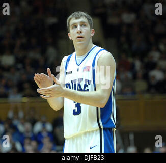 27. Februar 2008 - Durham, North Carolina, USA - NCAA College Basketball: Duke Bluedevils (3) befindet sich GREG PAULUS als Duke Bluedevils besiegte der Georgia Tech Yellow Jackets mit einem Endstand von 71-58, wie sie im Cameron Indoor Stadium gespielt in Durham.    (Kredit-Bild: © Jason Moore/ZUMA Press) Stockfoto