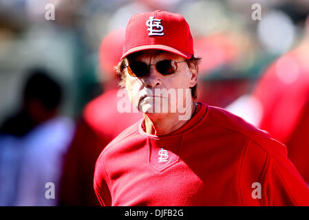 28. Februar 2008 - Jupiter, Florida, USA - Manager TONY LARUSSA (10), von den St. Louis Cardinals, auf der Trainerbank während der Kardinäle 7: 0-Sieg gegen die New York Mets in einem Frühling Trainingsspiel gegen Roger Dean Stadium in Jupiter Donnerstag. (Kredit-Bild: © Gary Coronado/Palm Beach Post/ZUMA Press) Einschränkungen: * USA Boulevardpresse Rechte heraus * Stockfoto