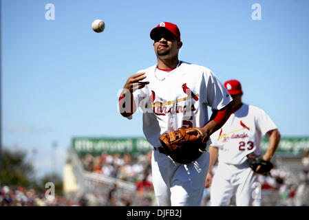 28. Februar 2008 - flips Jupiter, Florida, USA - erster Basisspieler ALBERT PUJOLS (5), von den St. Louis Cardinals, einen Ball, um das Publikum während der Kardinäle 7-0-Sieg über die New York Mets in einem Frühling Trainingsspiel gegen Roger Dean Stadium in Jupiter Donnerstag. (Kredit-Bild: © Gary Coronado/Palm Beach Post/ZUMA Press) Einschränkungen: * USA Boulevardpresse Rechte heraus * Stockfoto