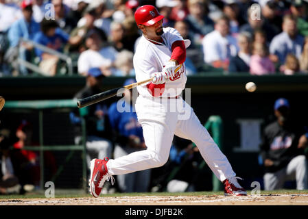 28. Februar 2008 Gelände - Jupiter, Florida, USA - erster Basisspieler ALBERT PUJOLS (5), von den St. Louis Cardinals während die Kardinäle 7-0-Sieg über die New York Mets in einem Frühling Trainingsspiel gegen Roger Dean Stadium in Jupiter Donnerstag. (Kredit-Bild: © Gary Coronado/Palm Beach Post/ZUMA Press) Einschränkungen: * USA Boulevardpresse Rechte heraus * Stockfoto