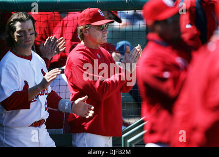 28. Februar 2008 - Jupiter, Florida, USA - Manager TONY LARUSSA (10), von den St. Louis Cardinals, auf der Trainerbank während der Kardinäle 7: 0-Sieg gegen die New York Mets in einem Frühling Trainingsspiel gegen Roger Dean Stadium in Jupiter Donnerstag. (Kredit-Bild: © Gary Coronado/Palm Beach Post/ZUMA Press) Einschränkungen: * USA Boulevardpresse Rechte heraus * Stockfoto