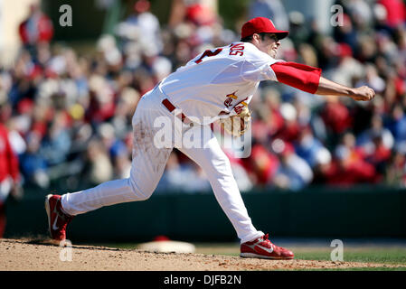 28. Februar 2008 - Jupiter, Florida, USA - HUGO CASTELLANOS (72), von den St. Louis Cardinals, liefert eine Tonhöhe während die Kardinäle 7-0 Sieg gegen die New York Mets in einem Frühling Trainingsspiel gegen Roger Dean Stadium in Jupiter Donnerstag. (Kredit-Bild: © Gary Coronado/Palm Beach Post/ZUMA Press) Einschränkungen: * USA Boulevardpresse Rechte heraus * Stockfoto