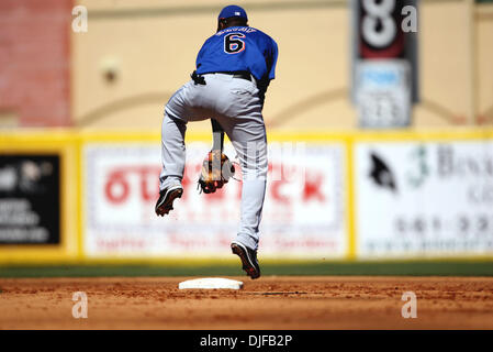 28. Februar 2008 - Felder Jupiter, Florida, USA - zweiter Basisspieler RUBEN GOTAY (6), der New York Mets, einen Wurf aus der Feldspieler bei den St. Louis Cardinals in einem Frühling Trainingsspiel gegen Roger Dean Stadium in Jupiter Donnerstag gewinnen 7: 0. (Kredit-Bild: © Gary Coronado/Palm Beach Post/ZUMA Press) Einschränkungen: * USA Boulevardpresse Rechte heraus * Stockfoto