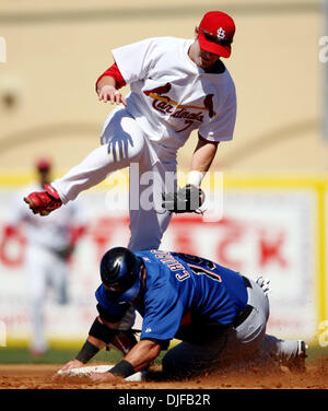 28. Februar 2008 - Jupiter, Florida, USA - zweiter Basisspieler ADAM KENNEDY (7), von den St. Louis Cardinals, vermeidet die Folie von Ryan Church (19), der New York Mets, während die Kardinäle 7-0 Sieg in einem Frühling Trainingsspiel gegen Roger Dean Stadium in Jupiter Donnerstag. (Kredit-Bild: © Gary Coronado/Palm Beach Post/ZUMA Press) Einschränkungen: * USA Boulevardpresse Rechte heraus * Stockfoto