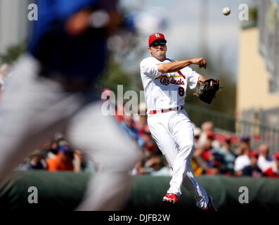 28. Februar 2008 - versucht Jupiter, Florida, USA - dritte Baseman TROY GLAUS (8), von den St. Louis Cardinals, Ryan Church (19), der New York Mets werfen, während die Kardinäle 7: 0 gewinnen in einem Frühling Trainingsspiel gegen Roger Dean Stadium in Jupiter Donnerstag. (Kredit-Bild: © Gary Coronado/Palm Beach Post/ZUMA Press) Einschränkungen: * USA Boulevardpresse Rechte heraus * Stockfoto