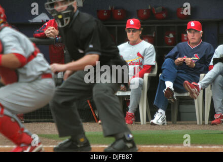 29. Februar 2008 - Port St. Lucie, Florida, USA - ehemalige Indiana Basketball-Trainer BOBBY KNIGHT, Recht, sitzt mit St. Louis Cardinals-Manager TONY LA RUSSA (Mitte) und beobachtet das Spiel vor der Kardinäle Einbaum gegen die New York Mets Freitagnachmittag auf Tradition. (Kredit-Bild: © David Spencer/Palm Beach Post/ZUMA Press) Einschränkungen: * USA Boulevardpresse Rechte heraus * Stockfoto