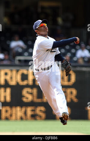 San Diego Padres Shortstop Jerry Hairston Jr. wirft zuerst für eine Out gegen die New York Mets in Spiel 3 am Padres Petco Park San Diego CA. die Mets 1-5 besiegt und eine 3 Spiel-Serie 2-1 (Credit-Bild: © Nick Morris/Southcreek Global/ZUMApress.com) Stockfoto