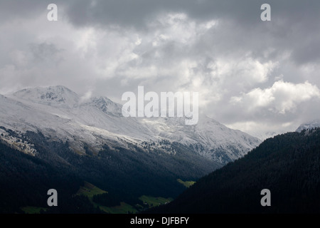 Wellen, Sonne und Wolken über den Bergen das Landwasser Tal Davos Graubünden Schweiz Stockfoto