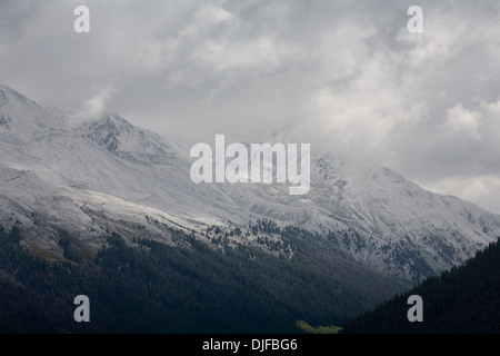 Wellen, Sonne und Wolken über den Bergen das Landwasser Tal Davos Graubünden Schweiz Stockfoto