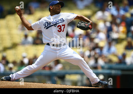 2. Juni 2010: Los Angeles Dodgers Entlastung Krug Carlos Monasterios, begann das Spiel und gingen fünf starke Shutout Innings... Während eines Marathons 14 Inning Spiels zwischen Western Division Rivalen, Arizona-Diamantmarkierungen und Los Angeles Dodgers im Dodger Stadium.  Die Dodgers gewann 1: 0, es war die dritte in Folge Walk-off-Sieg gegen die Diamondbacks Dodgers. (Kredit-Bild: © Tony Leon/Sou Stockfoto