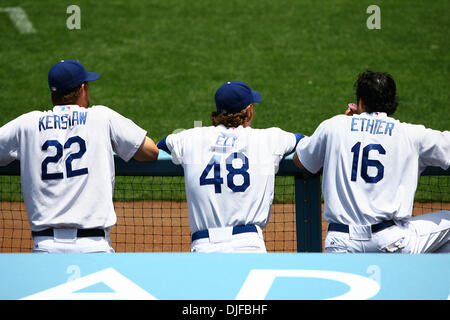 2. Juni 2010: Los Angeles Schwindler Krug Clayton Kershaw, John Ely und Andre Ethier, Teil des jungen Kerns der Dodgers schauen auf, während ein Marathon 14 Inning Spiels zwischen Western Division Rivalen, Arizona-Diamantmarkierungen und Los Angeles Dodgers im Dodger Stadium ab.  Die Dodgers gewann 1: 0, es war die dritte in Folge Walk-off-Sieg gegen die Diamondbacks Dodgers. (Kredit Im Stockfoto