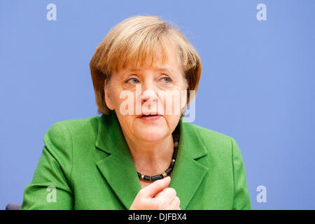 Berlin, Deutschland. 27. November 2013. Merkel (CDU), Seehofer (CSU) und Gabriel (SPD) präsentieren den Koalitionsvertrag in der Bundespressekonferenz in Berlin. / Bild: Angela Merkel, Bundeskanzlerin, in Berlin, am 27. November, 2013.Photo: Reynaldo Paganelli/NurPhoto Credit: Reynaldo Paganelli/NurPhoto/ZUMAPRESS.com/Alamy Live-Nachrichten Stockfoto