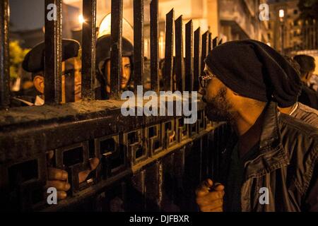 Kairo, Ägypten. 27. November 2013. Demonstranten argumentieren mit Polizisten während einer Protestaktion gegen die neu veröffentlichten Protest Gesetz in der Innenstadt von Kairo, Ägypten, am 27. November 2013. Demonstranten protestierten gegen die Protest-Gesetz veröffentlicht am Sonntag, die Demonstrationen ohne Vorankündigung schwenkt. Bildnachweis: Amru Salahuddien/Xinhua/Alamy Live-Nachrichten Stockfoto