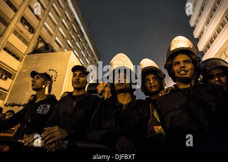 Kairo, Ägypten. 27. November 2013. Riot Polizei Soldaten stehen Wache außerhalb der Shoura Rat bei einem Protest gegen die neu veröffentlichten Protest-Gesetz in der Innenstadt von Kairo, Ägypten, am 27. November 2013. Demonstranten protestierten gegen die Protest-Gesetz veröffentlicht am Sonntag, die Demonstrationen ohne Vorankündigung schwenkt. Bildnachweis: Amru Salahuddien/Xinhua/Alamy Live-Nachrichten Stockfoto