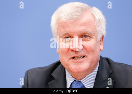 Berlin, Deutschland. 27. November 2013. Merkel (CDU), Seehofer (CSU) und Gabriel (SPD) präsentieren den Koalitionsvertrag in der Bundespressekonferenz in Berlin. / Bild: Horst Seehofer (CSU), Vorsitzender der CSU und Ministerpräsident von Bayern, in Berlin, am 27. November 2013.Photo: Reynaldo Paganelli/NurPhoto Credit: Reynaldo Paganelli/NurPhoto/ZUMAPRESS.com/Alamy Live News Stockfoto