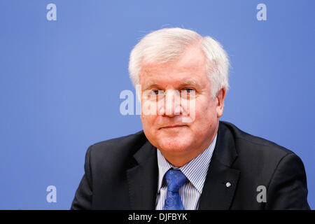 Berlin, Deutschland. 27. November 2013. Merkel (CDU), Seehofer (CSU) und Gabriel (SPD) präsentieren den Koalitionsvertrag in der Bundespressekonferenz in Berlin. / Bild: Horst Seehofer (CSU), Vorsitzender der CSU und Ministerpräsident von Bayern, in Berlin, am 27. November 2013.Photo: Reynaldo Paganelli/NurPhoto Credit: Reynaldo Paganelli/NurPhoto/ZUMAPRESS.com/Alamy Live News Stockfoto