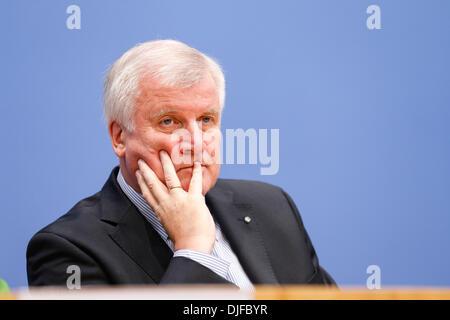 Berlin, Deutschland. 27. November 2013. Merkel (CDU), Seehofer (CSU) und Gabriel (SPD) präsentieren den Koalitionsvertrag in der Bundespressekonferenz in Berlin. / Bild: Horst Seehofer (CSU), Vorsitzender der CSU und Ministerpräsident von Bayern, in Berlin, am 27. November 2013.Photo: Reynaldo Paganelli/NurPhoto Credit: Reynaldo Paganelli/NurPhoto/ZUMAPRESS.com/Alamy Live News Stockfoto