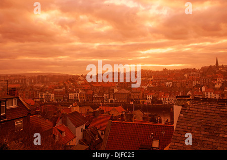 Ein Schuss über die Dächer im Hafen von Whitby in der Dämmerstunde. Stockfoto