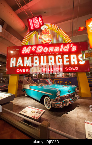 Dearborn, Michigan - 1956 Chevrolet Bel Air Cabrio und ein McDonald's-Zeichen im Henry Ford Museum. Stockfoto