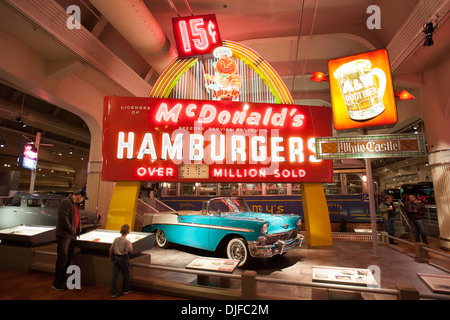 Dearborn, Michigan - 1956 Chevrolet Bel Air Cabrio und ein McDonald's-Zeichen im Henry Ford Museum. Stockfoto