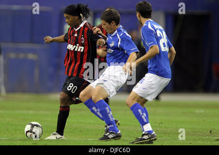 3. Juni 2010 - Montreal, Quebec, Kanada - 2. Juni 2010: AC vorwärts (Ronaldinho) Ronaldo De Assis Moreira(#80) wird gejagt von Montreal Impact Mittelfeldspieler Patrick Leduc (#15) und Montreal Impact Verteidiger Cedric Joqueviel (#26) im Spiel Action während der FIFA Ausstellung Freundschaftsspiel zwischen AC Mailand und die Montreal Imapct spielte am Olympiastadion in Montreal, Kanada. A Stockfoto