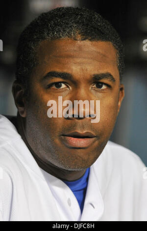 3. Juni 2010 - Los Angeles, Kalifornien, USA - 3. Juni 2010: Los Angeles Dodgers linker Feldspieler Garret Anderson (9) auf der Trainerbank eine Nacht nach der Kollision mit einem Walkoff.  Die Los Angeles Dodgers verlor gegen die Atlanta Braves, 3-4 im Dodger Stadium in Los Angeles, Kalifornien... Obligatorische Credit: Andrew Fielding / Southcreek Global (Kredit-Bild: © Andrew Fielding/Southcreek Global/ZUMAp Stockfoto