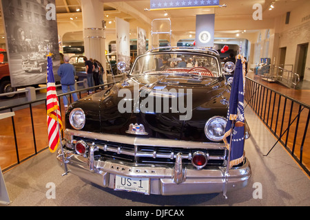 Dearborn, Michigan - Präsident Dwight D. Eisenhower "Bubbletop" Lincoln auf dem Display im Henry Ford Museum. Stockfoto