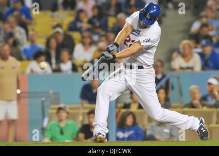 4. Juni 2010 - Los Angeles, Kalifornien, USA - 4. Juni 2010: ab Los Angeles Schwindler Krug Clayton Kershaw (22) Singles. Die Los Angeles Dodgers besiegte die Atlanta Braves, 5: 4 im Dodger Stadium in Los Angeles, Kalifornien... Obligatorische Credit: Andrew Fielding / Southcreek Global (Kredit-Bild: © Andrew Fielding/Southcreek Global/ZUMApress.com) Stockfoto